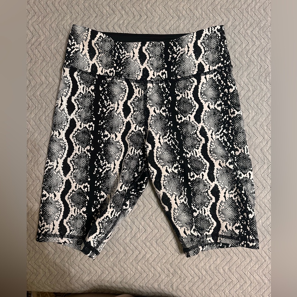 CXIX: Gecko sticky shorts size small
